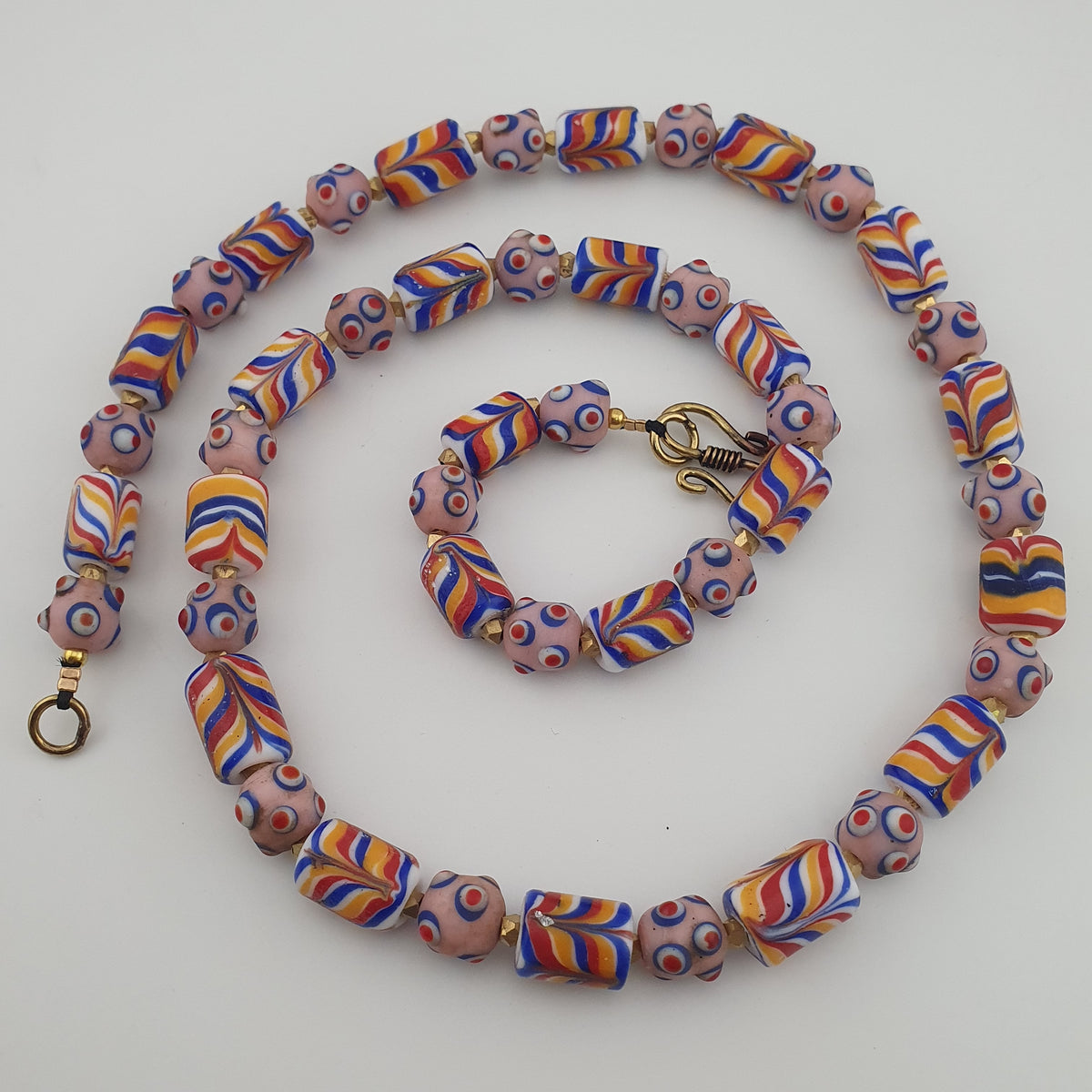 Collier de perles en verre œil de moufette rose, style vénitien antique, motif plume