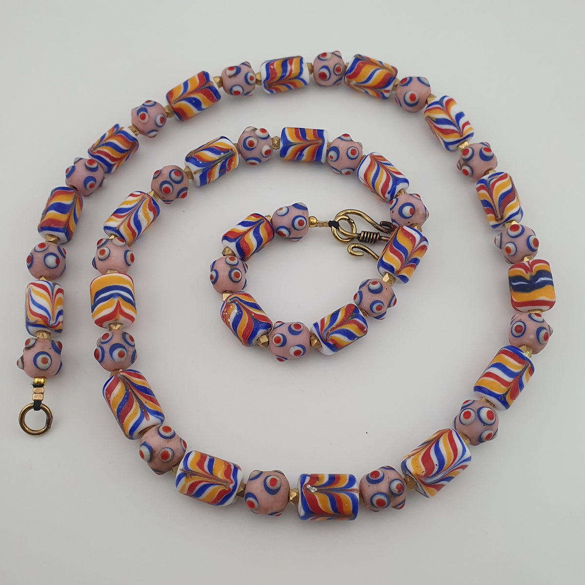 Collier de perles en verre œil de moufette rose, style vénitien antique, motif plume