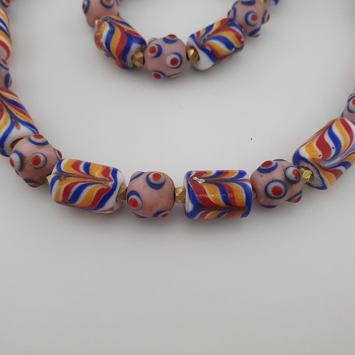 Collier de perles en verre œil de moufette rose, style vénitien antique, motif plume