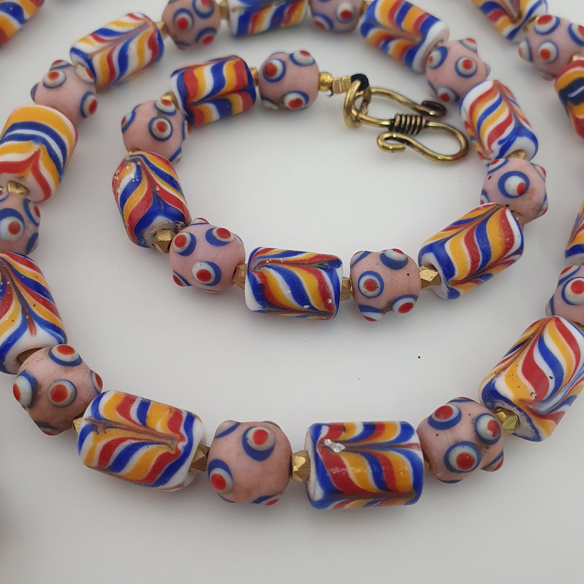 Collier de perles en verre œil de moufette rose, style vénitien antique, motif plume