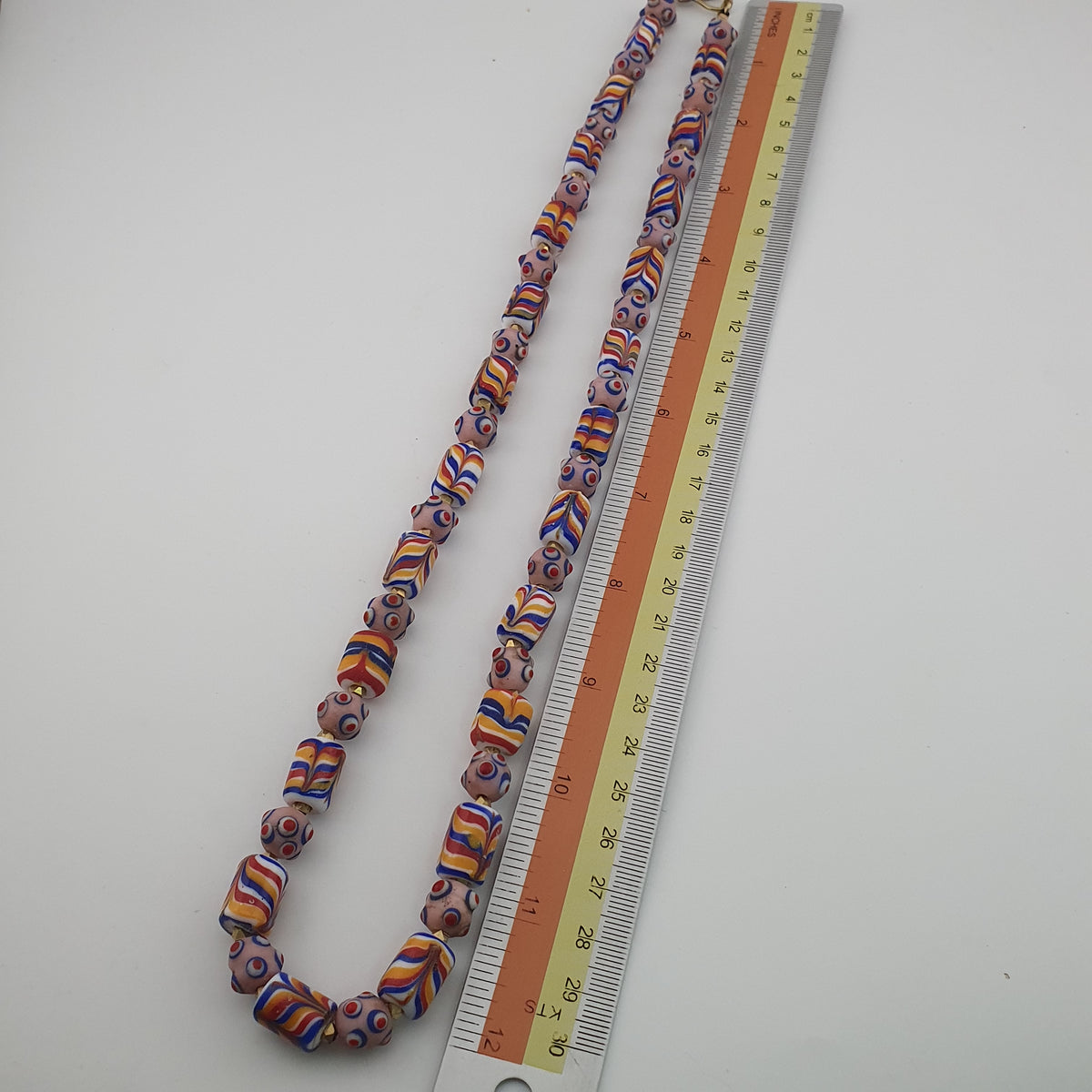 Collier de perles en verre œil de moufette rose, style vénitien antique, motif plume