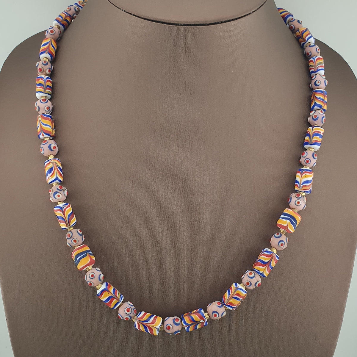 Collier de perles en verre œil de moufette rose, style vénitien antique, motif plume