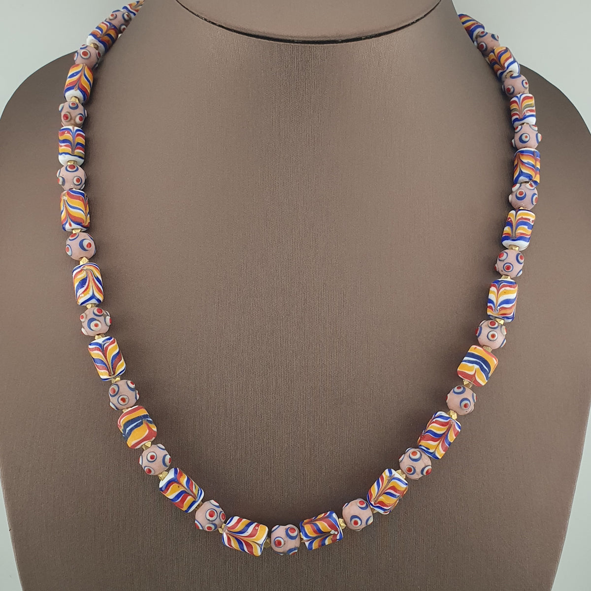 Collier de perles en verre œil de moufette rose, style vénitien antique, motif plume