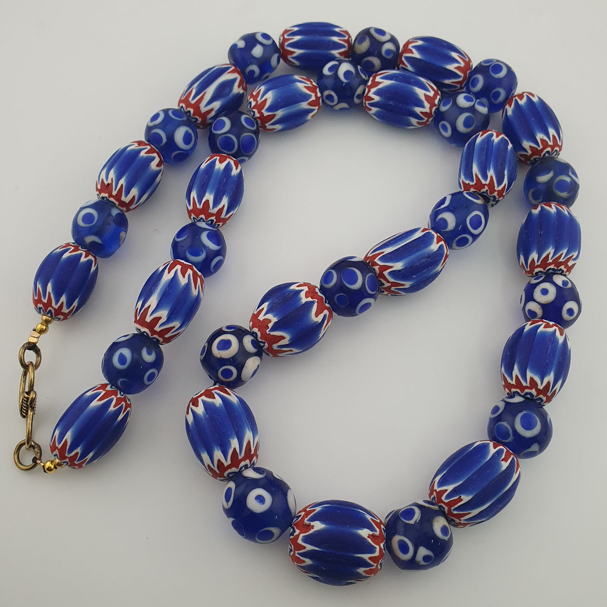 Collier de perles vénitiennes antiques style chevron et millefiori