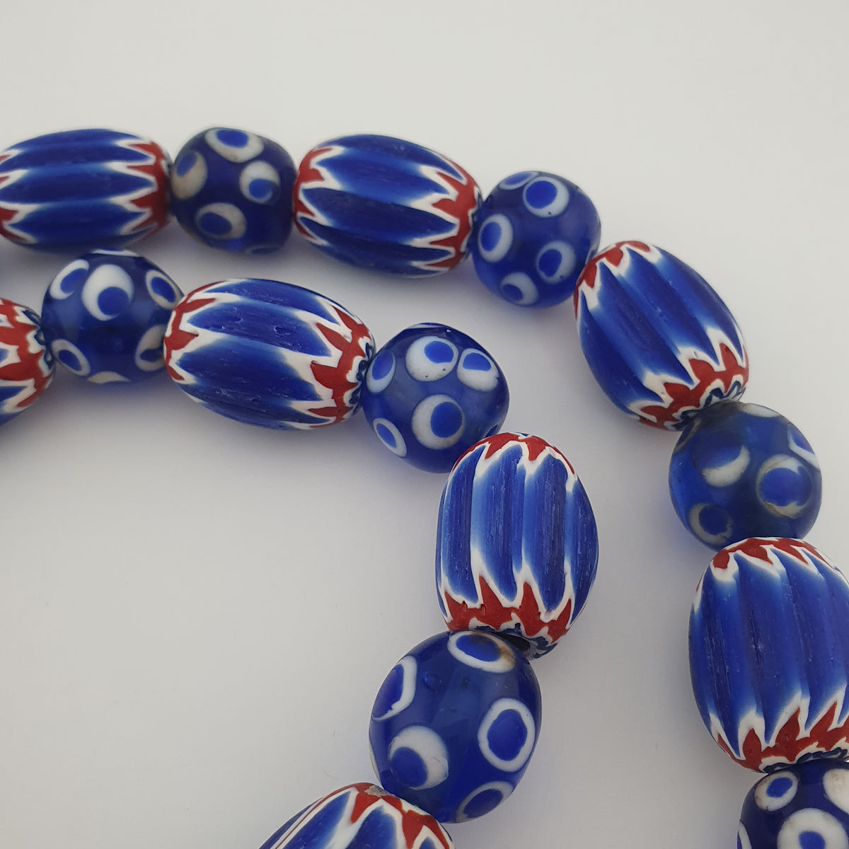 Collier de perles vénitiennes antiques style chevron et millefiori