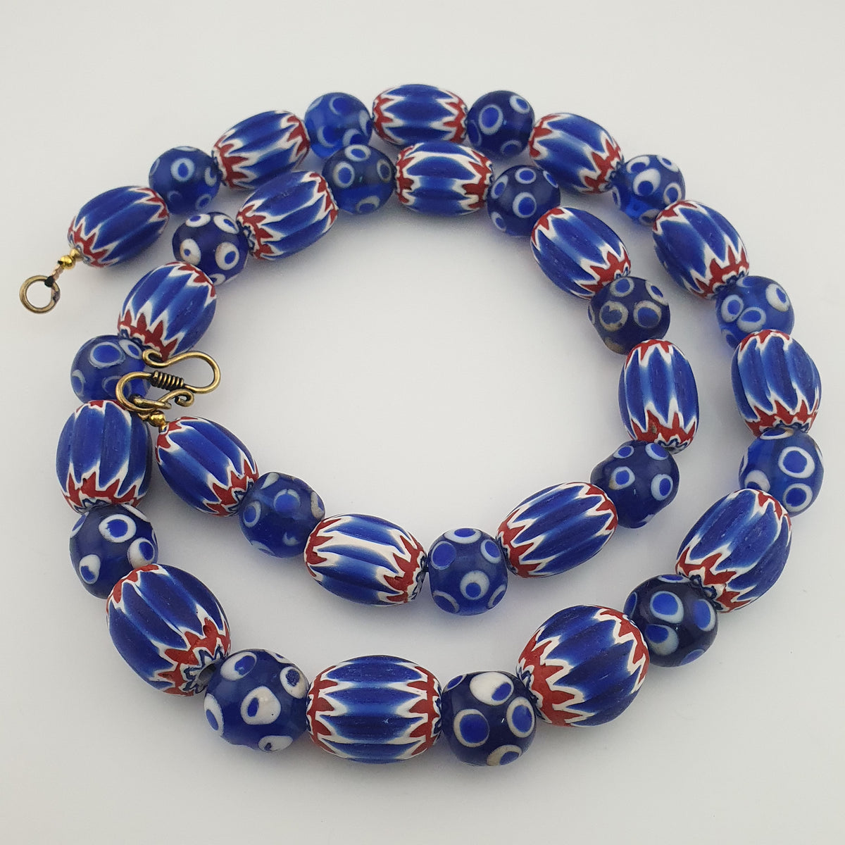 Collier de perles vénitiennes antiques style chevron et millefiori