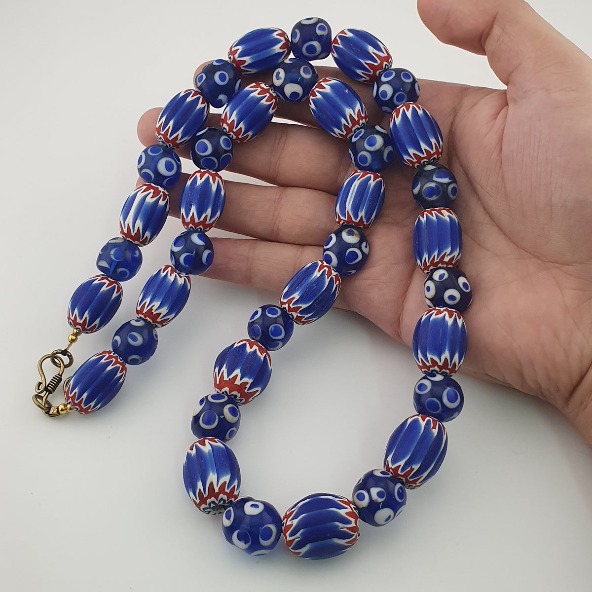 Collier de perles vénitiennes antiques style chevron et millefiori