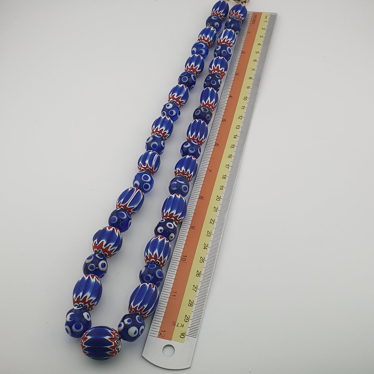 Collier de perles vénitiennes antiques style chevron et millefiori