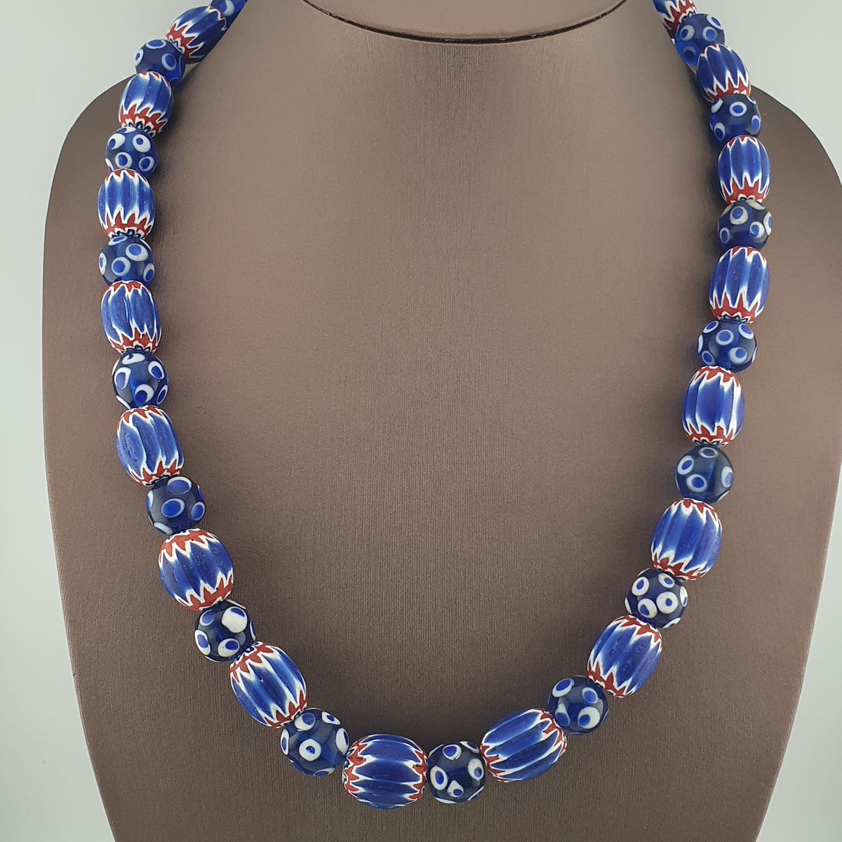 Collier de perles vénitiennes antiques style chevron et millefiori