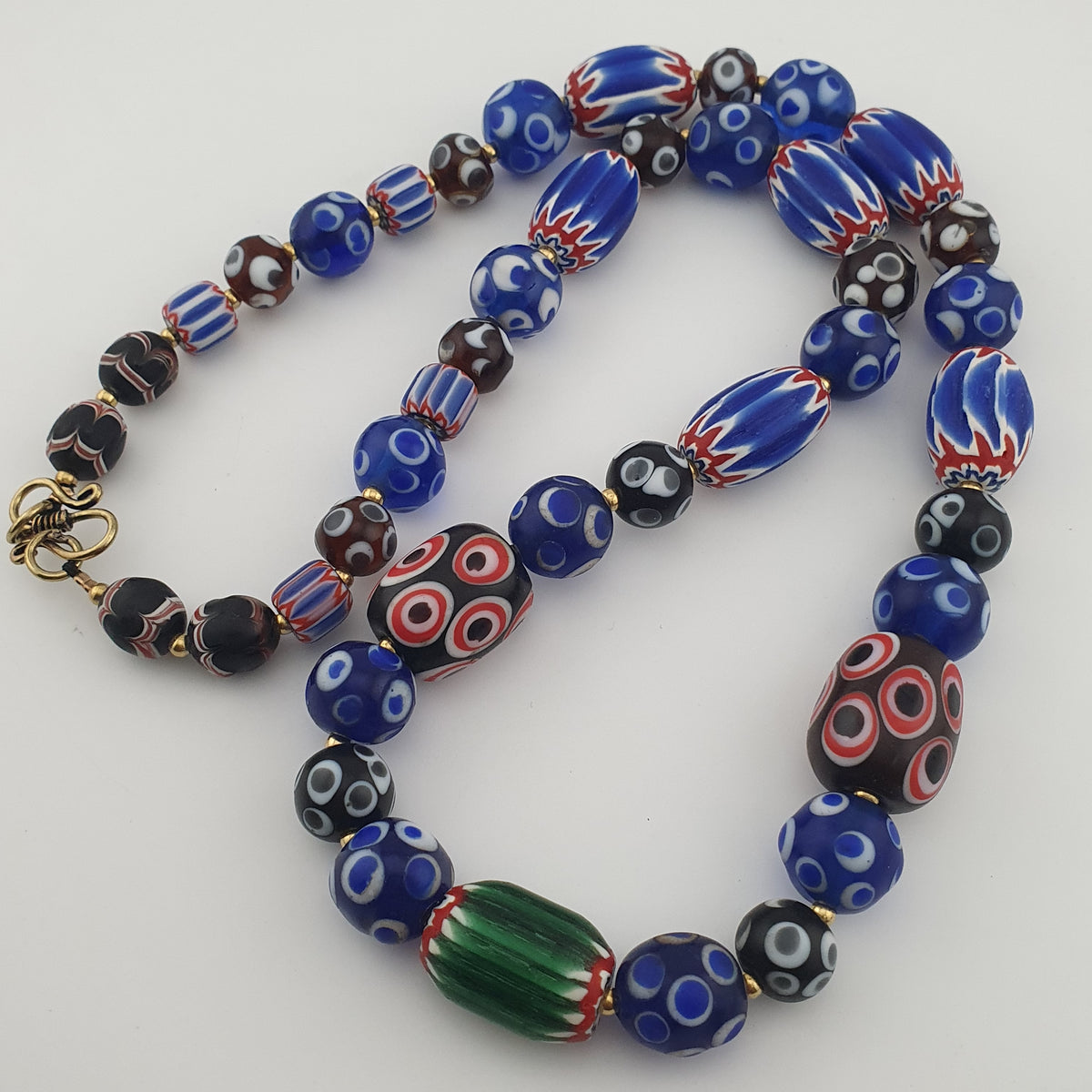 Collier de perles de verre vénitiennes de style ancien mélange Millefiori et Chevron