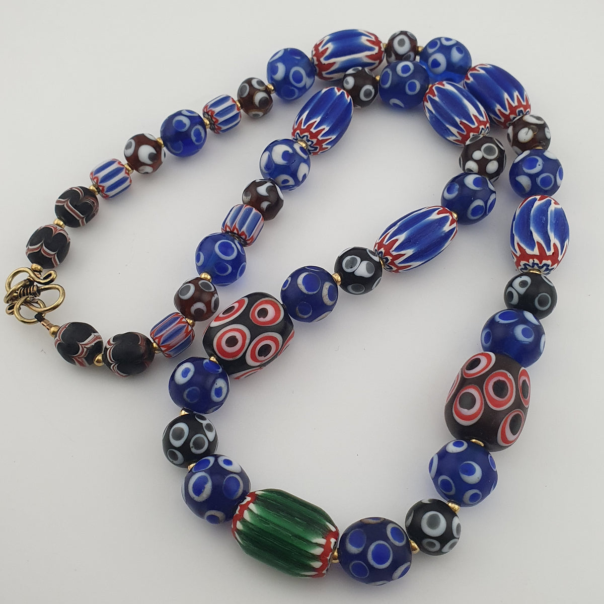 Collier de perles de verre vénitiennes de style ancien mélange Millefiori et Chevron