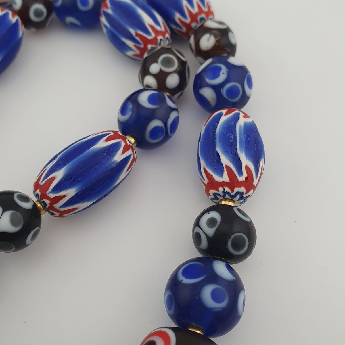 Collier de perles de verre vénitiennes de style ancien mélange Millefiori et Chevron