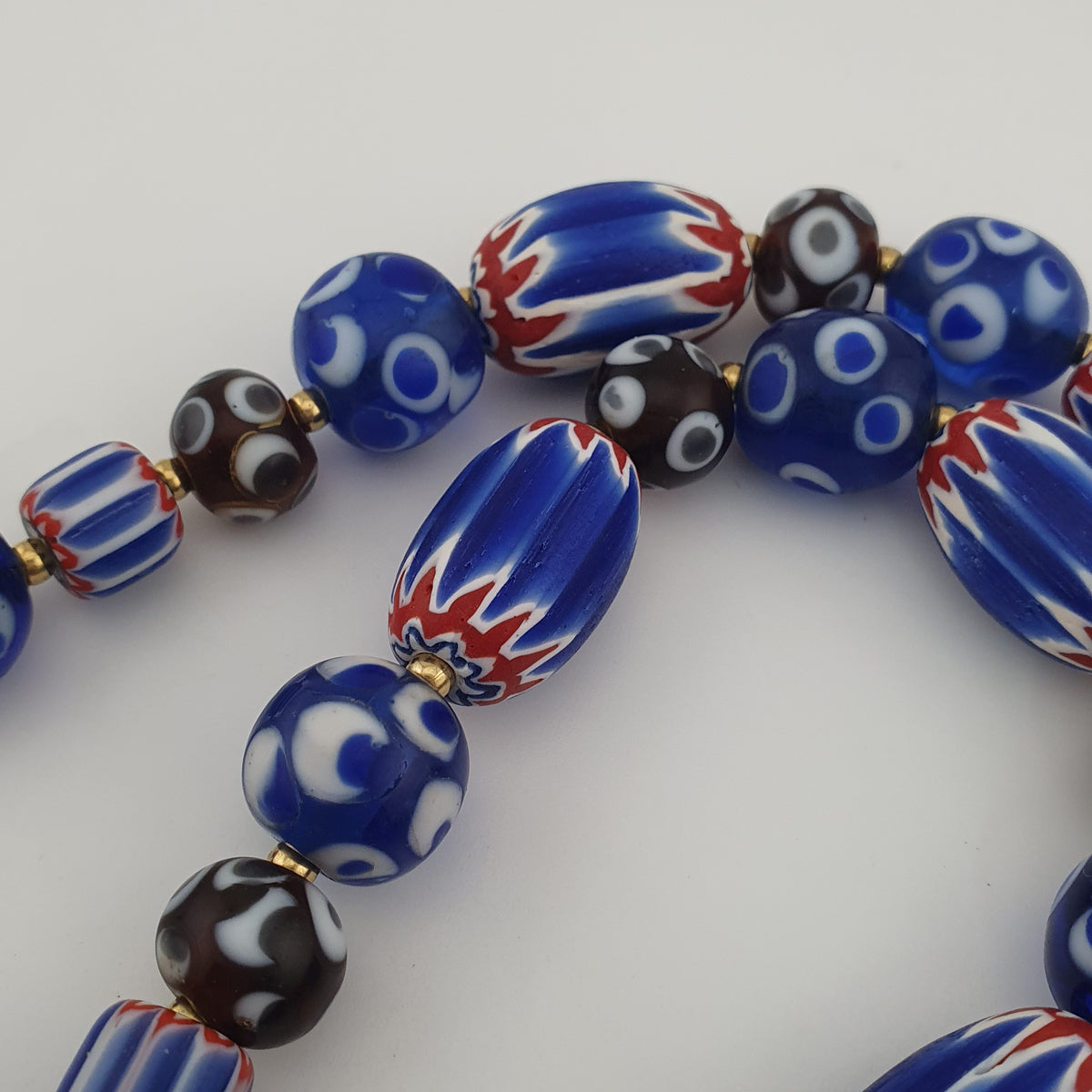 Collier de perles de verre vénitiennes de style ancien mélange Millefiori et Chevron