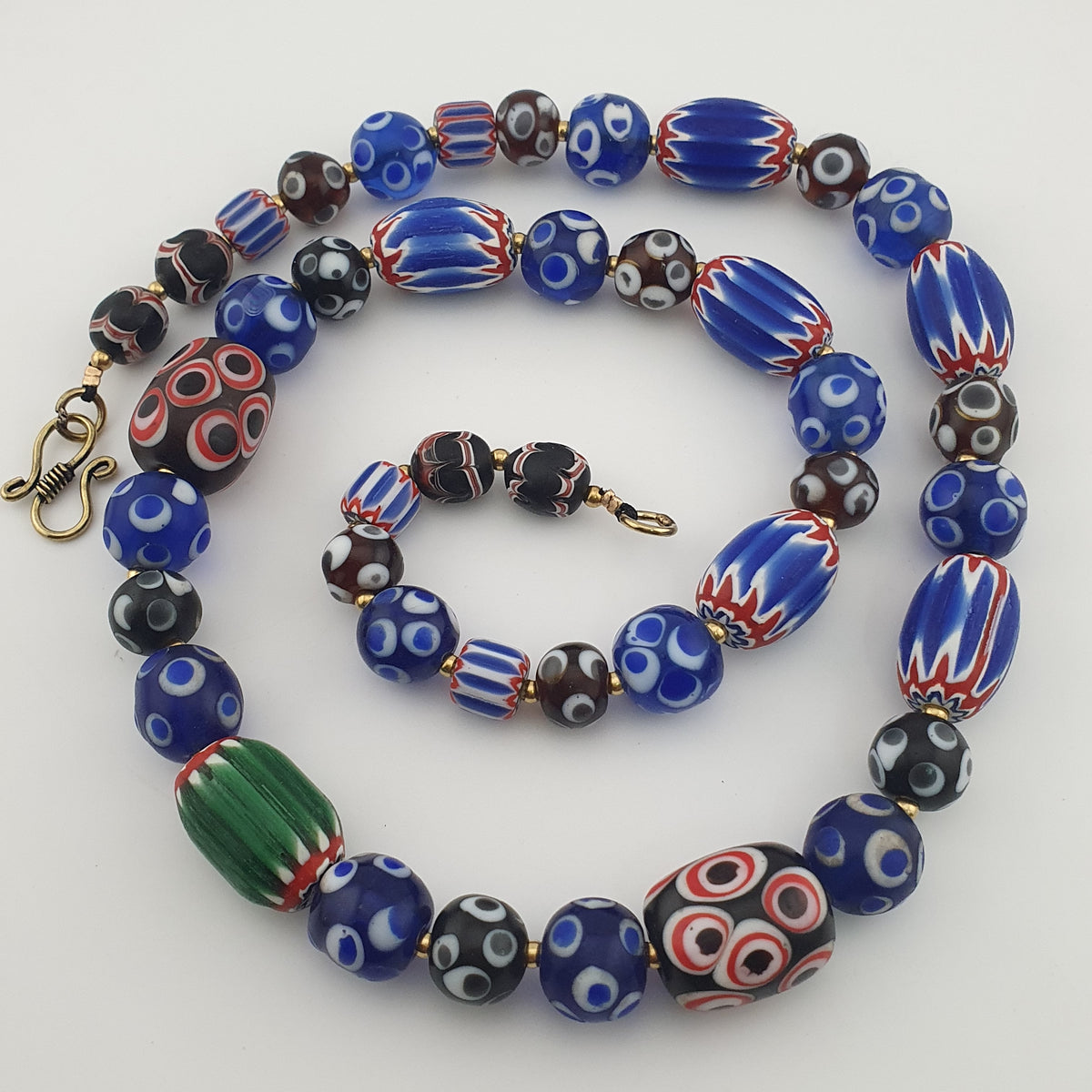 Collier de perles de verre vénitiennes de style ancien mélange Millefiori et Chevron