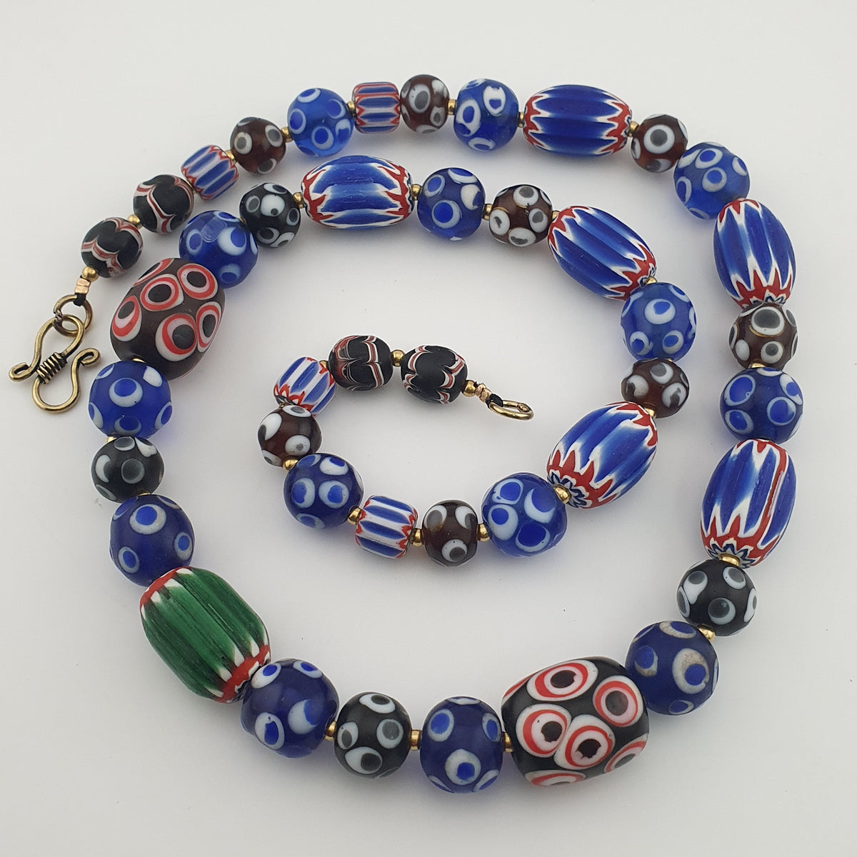 Collier de perles de verre vénitiennes de style ancien mélange Millefiori et Chevron