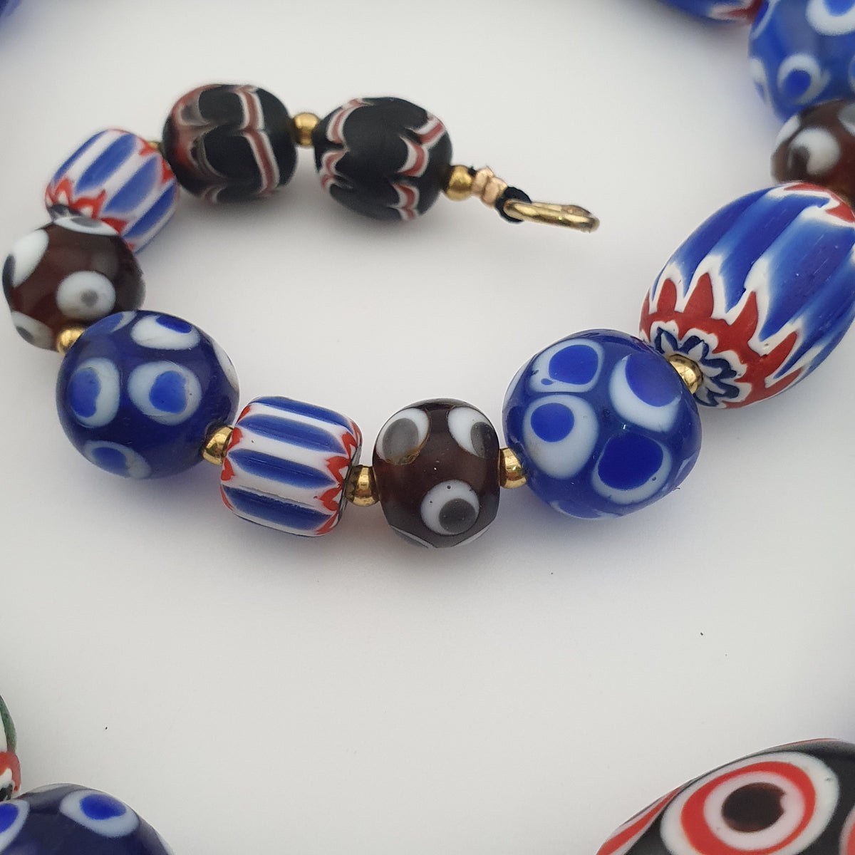 Collier de perles de verre vénitiennes de style ancien mélange Millefiori et Chevron