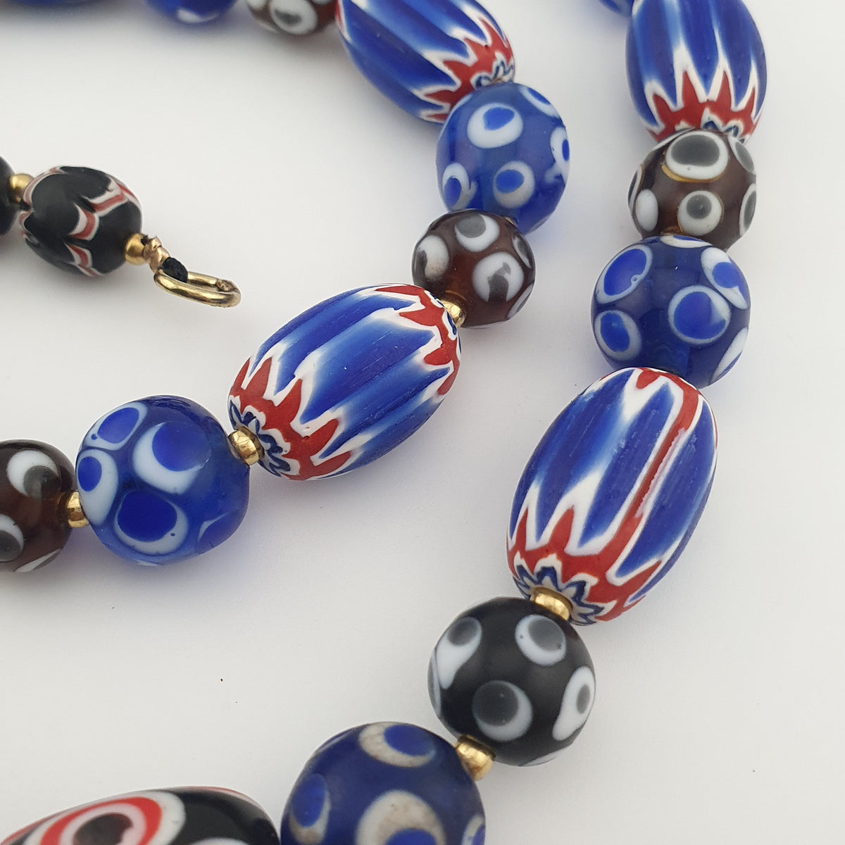 Collier de perles de verre vénitiennes de style ancien mélange Millefiori et Chevron