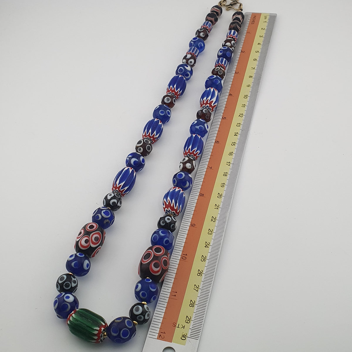 Collier de perles de verre vénitiennes de style ancien mélange Millefiori et Chevron