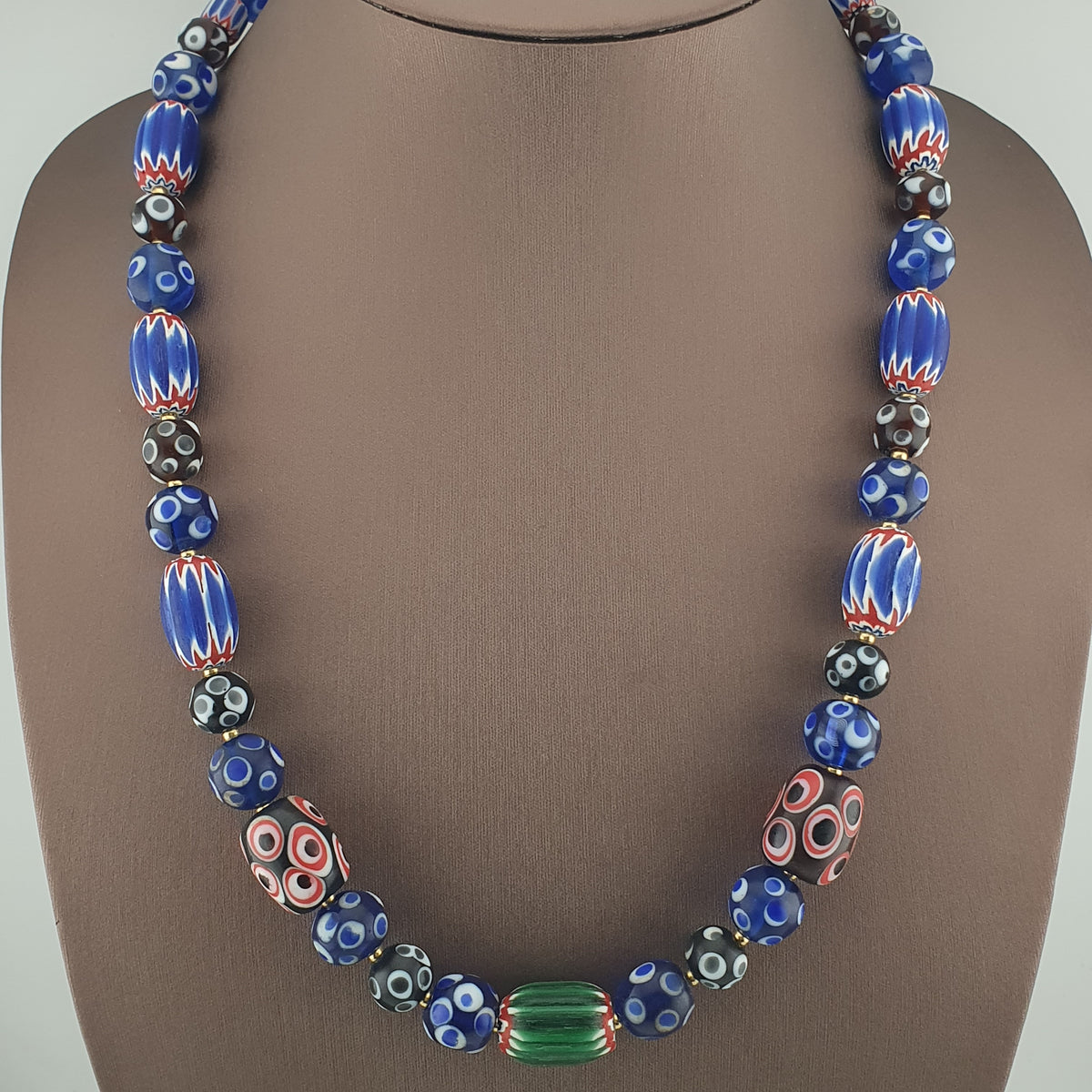 Collier de perles de verre vénitiennes de style ancien mélange Millefiori et Chevron
