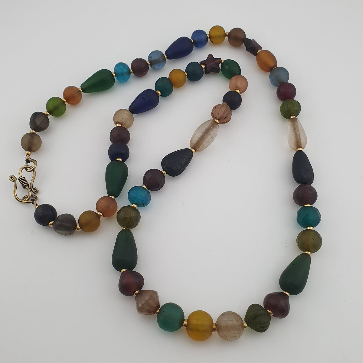 Collier de perles de verre multicolores mélangées de style africain antique
