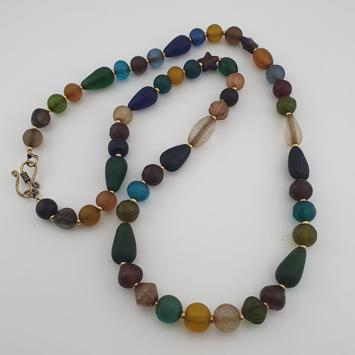 Collier de perles de verre multicolores mélangées de style africain antique