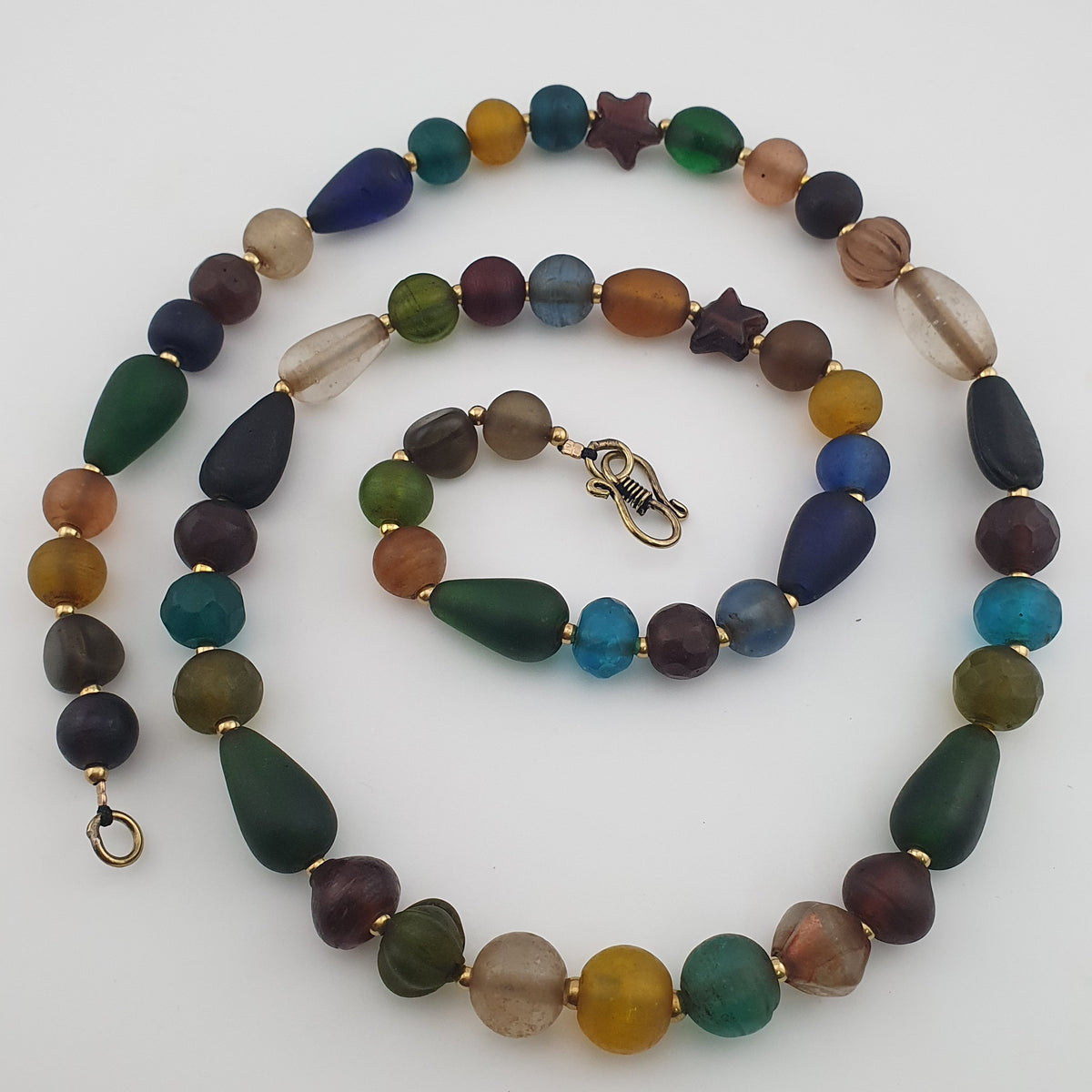 Collier de perles de verre multicolores mélangées de style africain antique