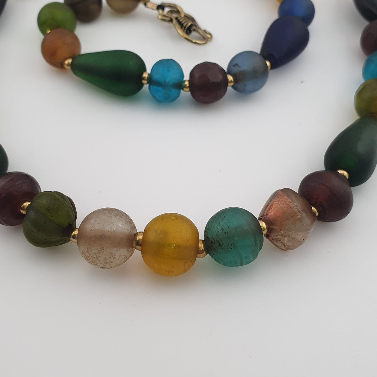 Collier de perles de verre multicolores mélangées de style africain antique