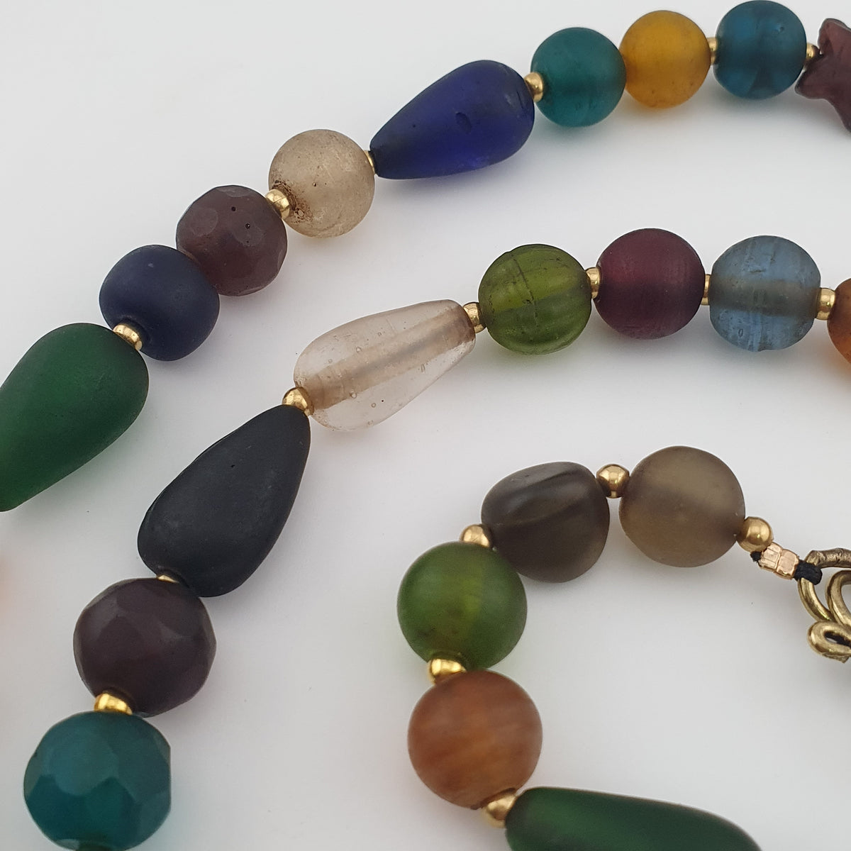 Collier de perles de verre multicolores mélangées de style africain antique