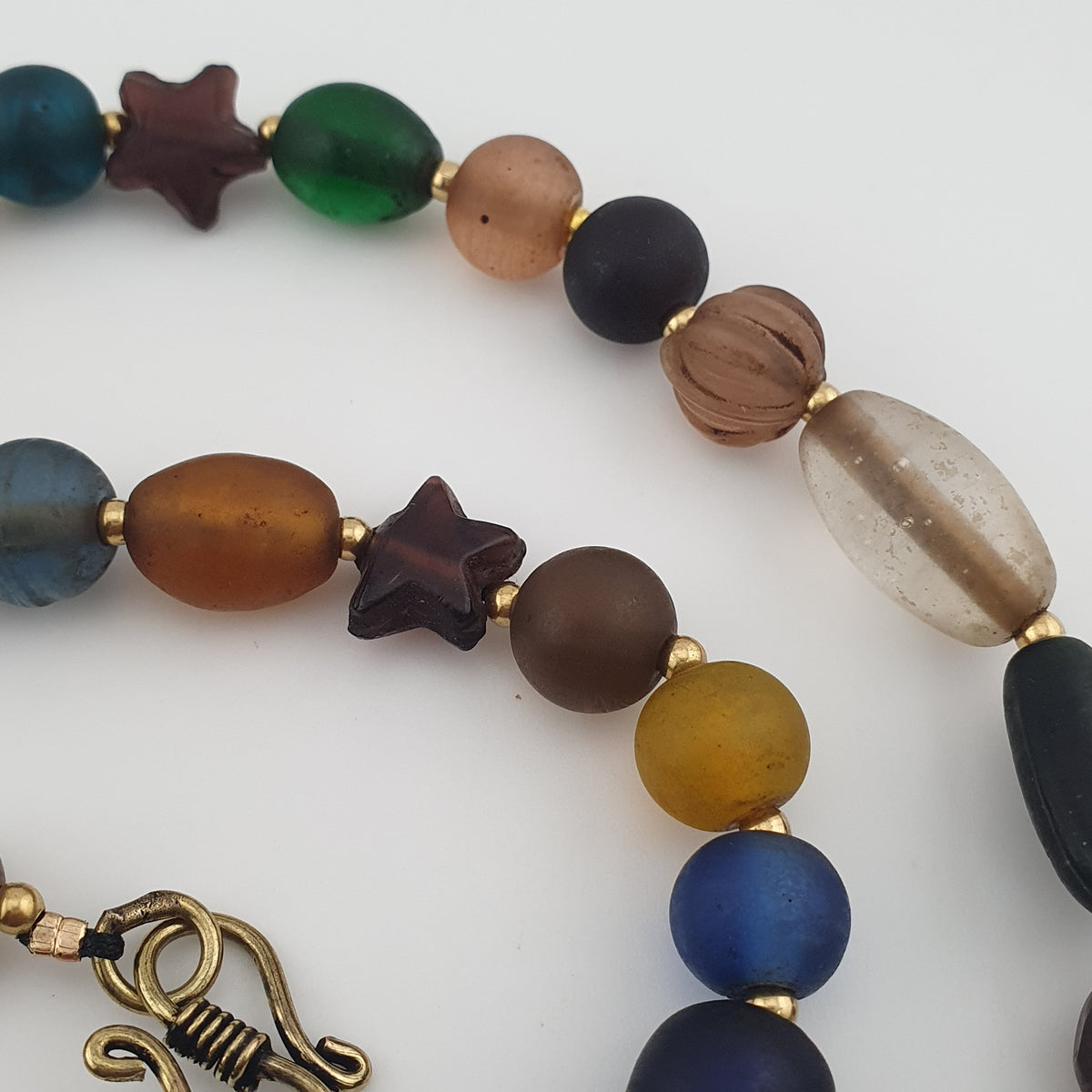 Collier de perles de verre multicolores mélangées de style africain antique