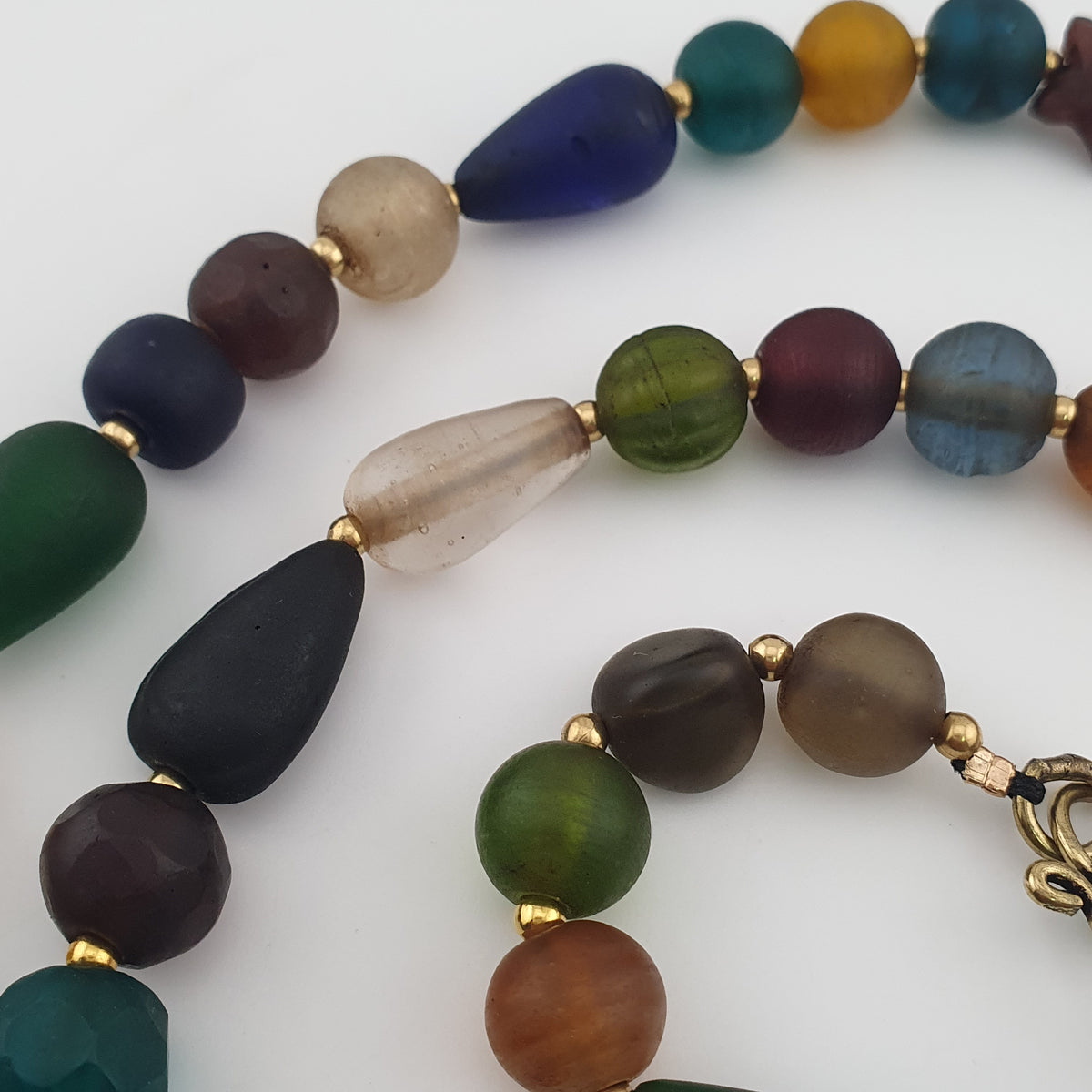 Collier de perles de verre multicolores mélangées de style africain antique