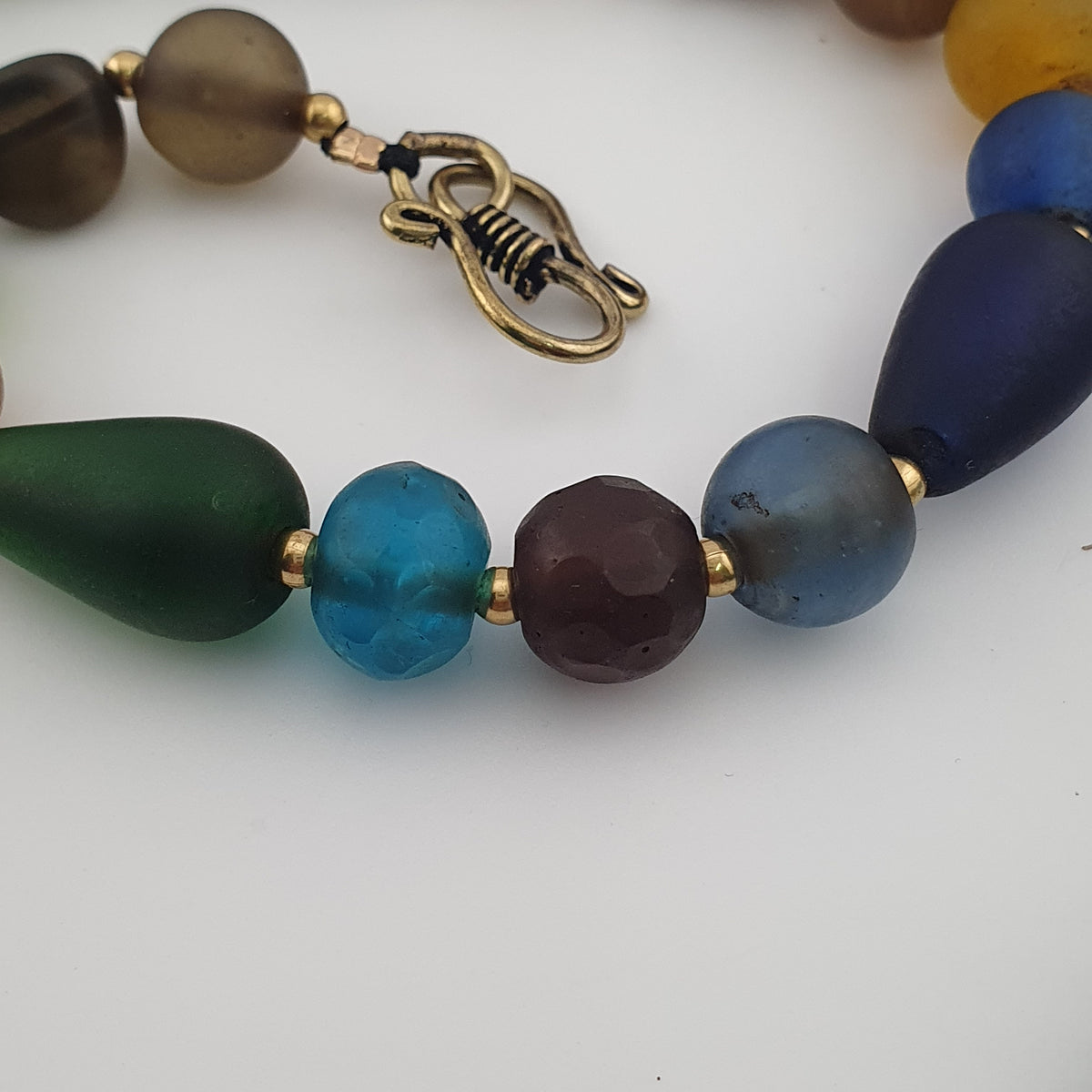 Collier de perles de verre multicolores mélangées de style africain antique