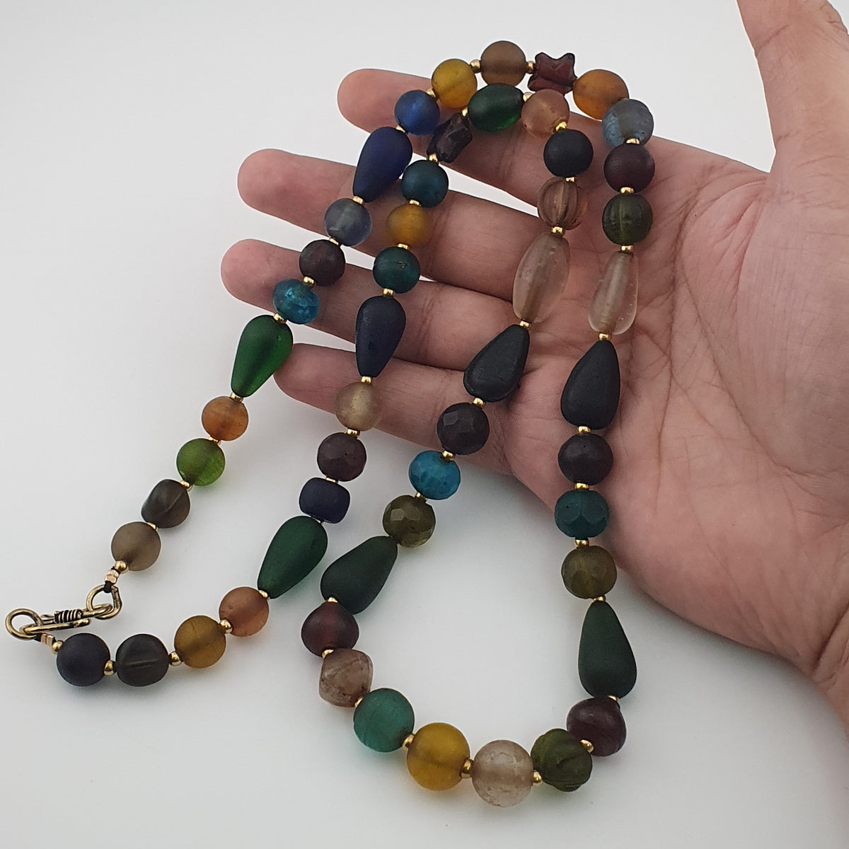 Collier de perles de verre multicolores mélangées de style africain antique