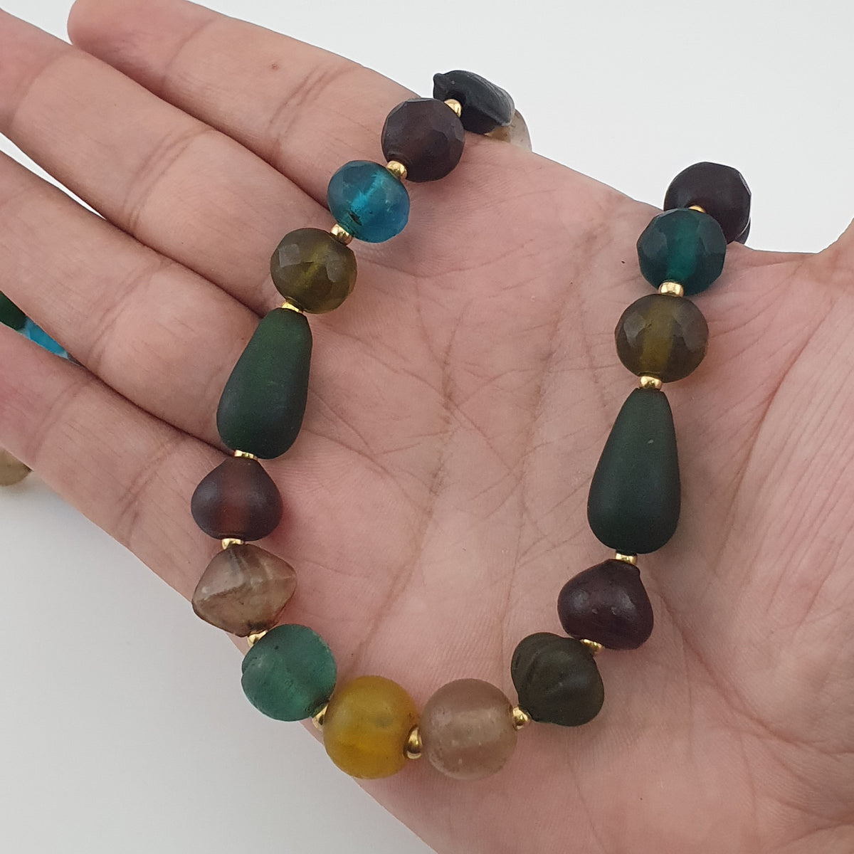 Collier de perles de verre multicolores mélangées de style africain antique