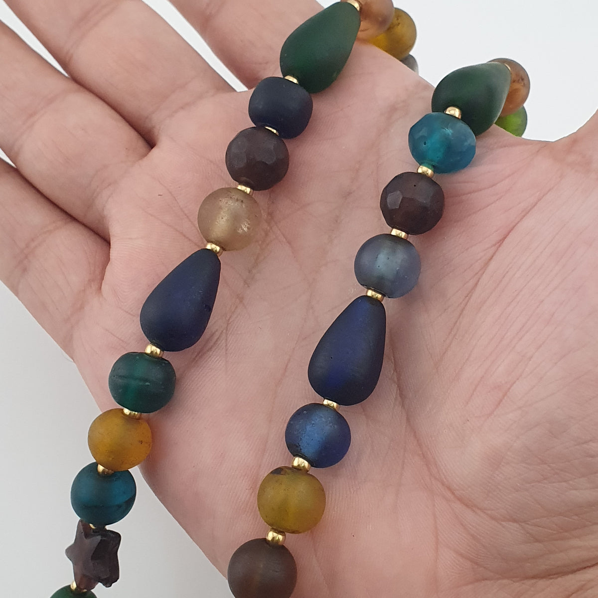 Collier de perles de verre multicolores mélangées de style africain antique