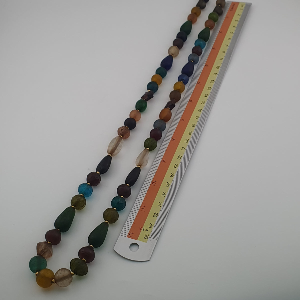 Collier de perles de verre multicolores mélangées de style africain antique