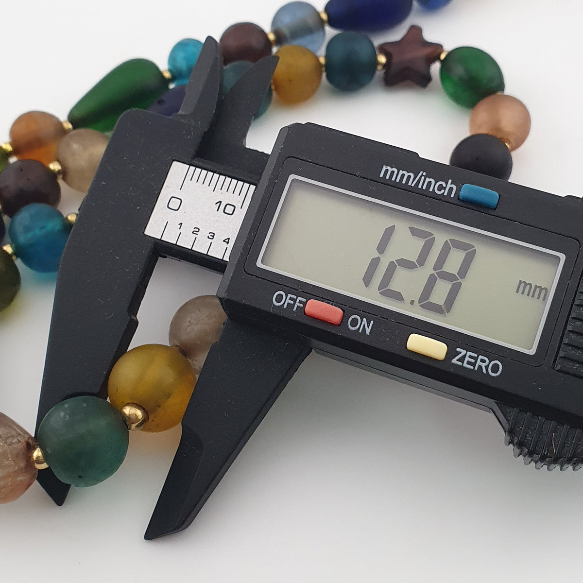 Collier de perles de verre multicolores mélangées de style africain antique