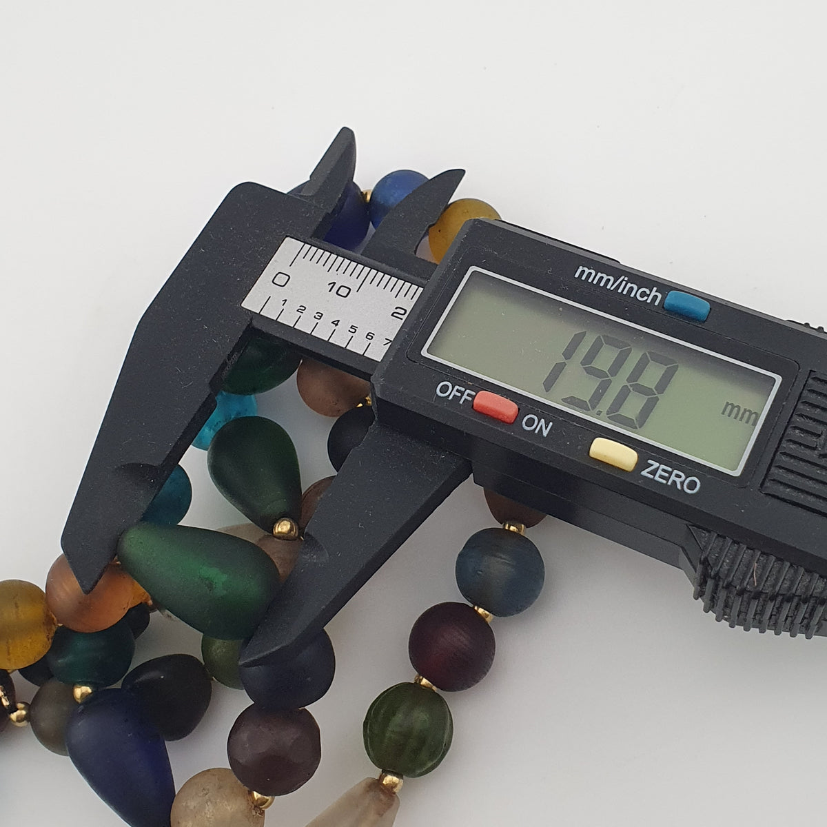 Collier de perles de verre multicolores mélangées de style africain antique