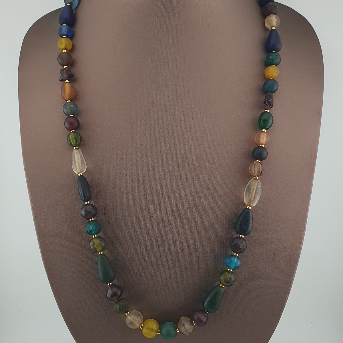 Collier de perles de verre multicolores mélangées de style africain antique