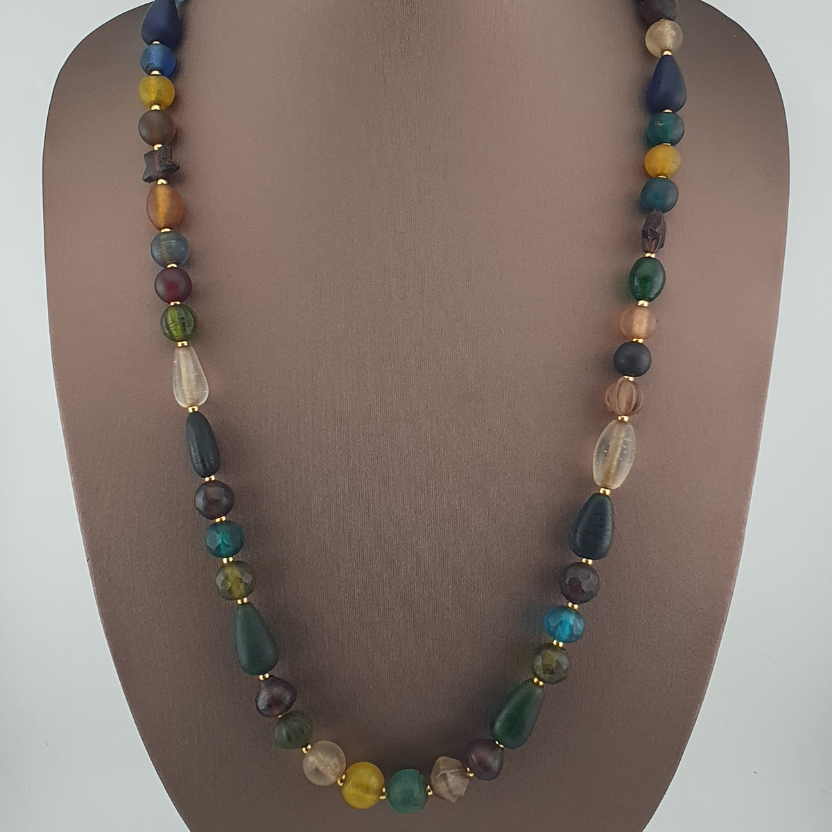 Collier de perles de verre multicolores mélangées de style africain antique