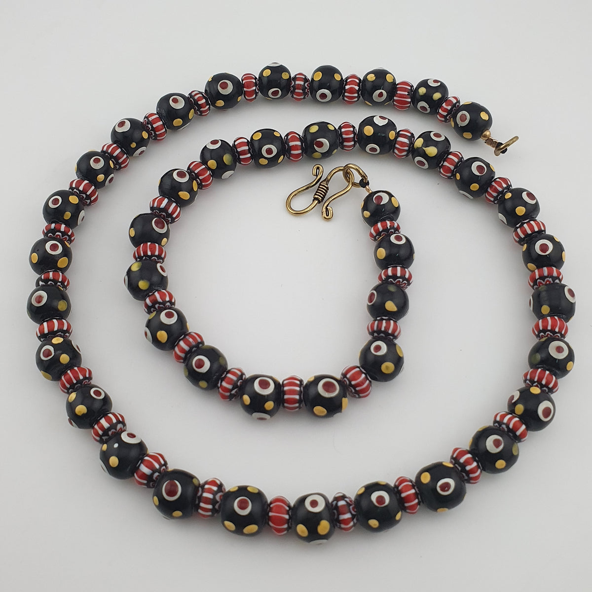 Collier de perles de verre millefiori et chevrons de style vénitien vintage