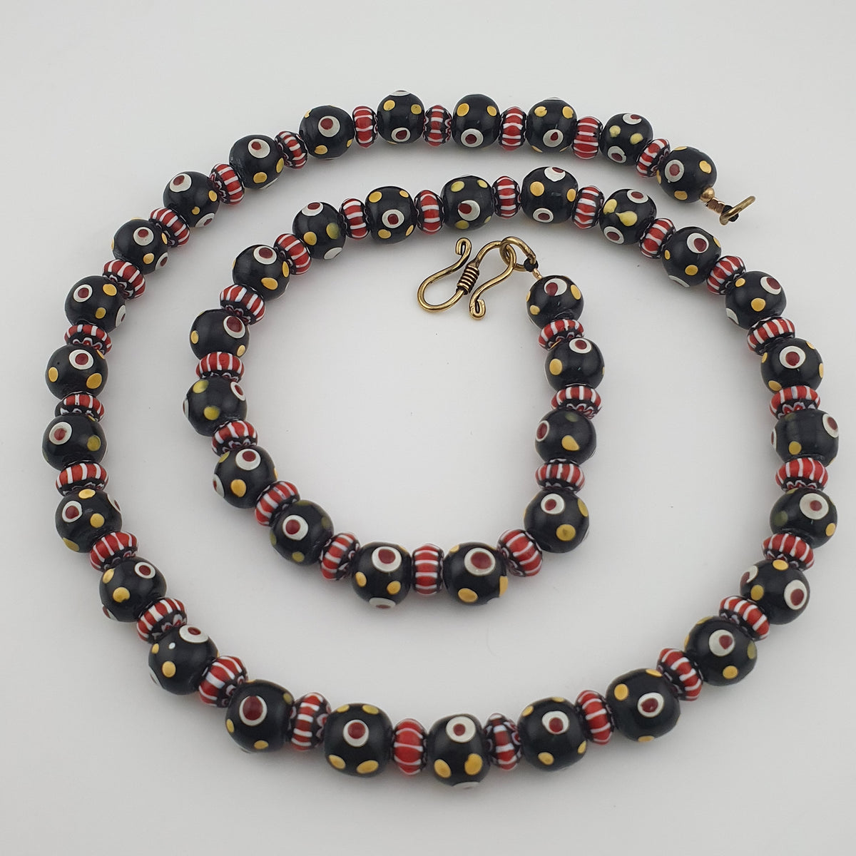 Collier de perles de verre millefiori et chevrons de style vénitien vintage
