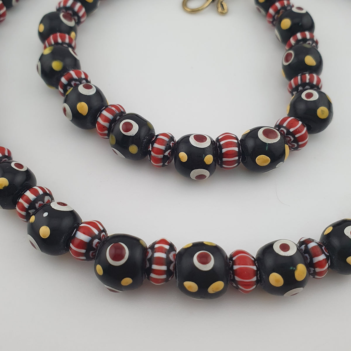 Collier de perles de verre millefiori et chevrons de style vénitien vintage