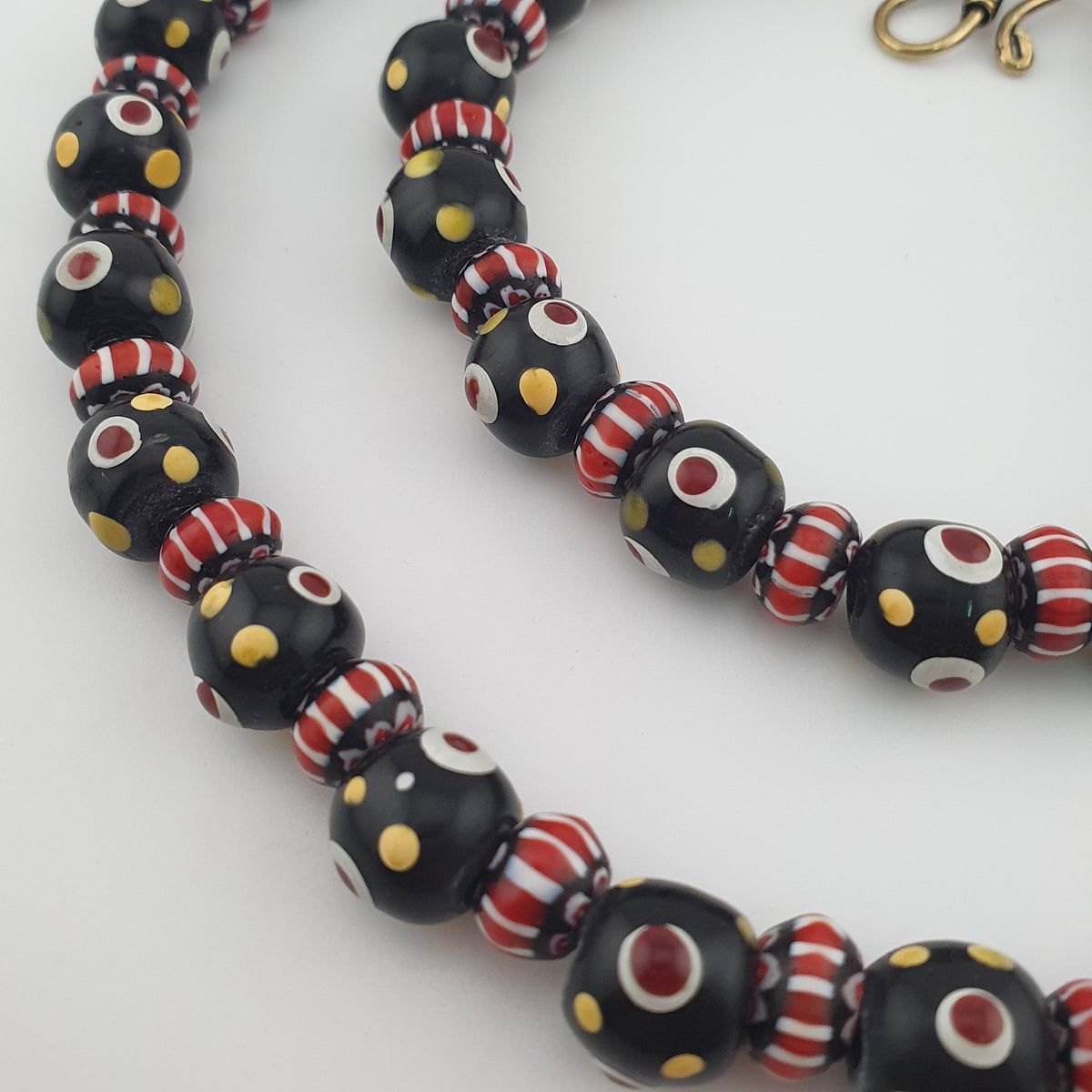 Collier de perles de verre millefiori et chevrons de style vénitien vintage