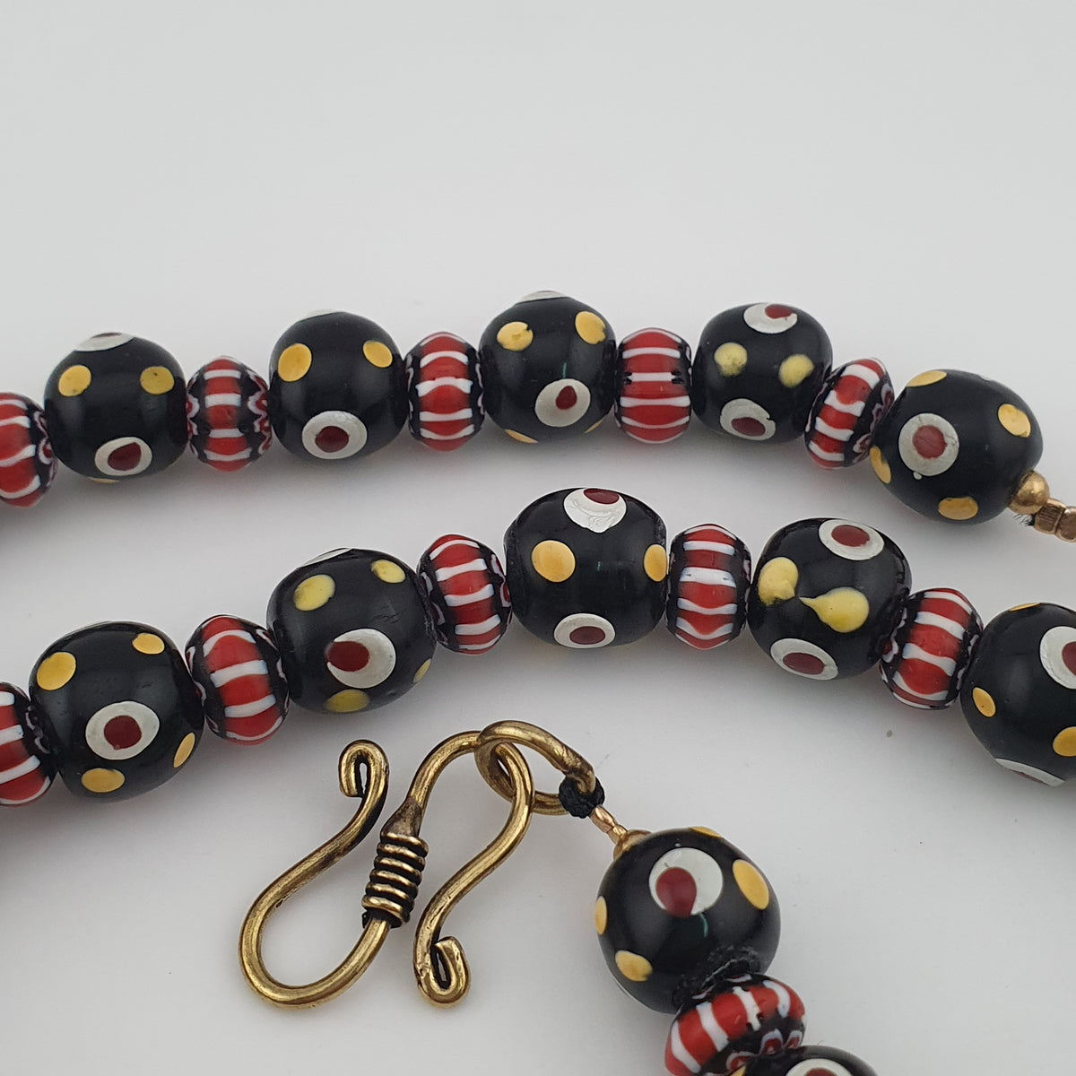Collier de perles de verre millefiori et chevrons de style vénitien vintage