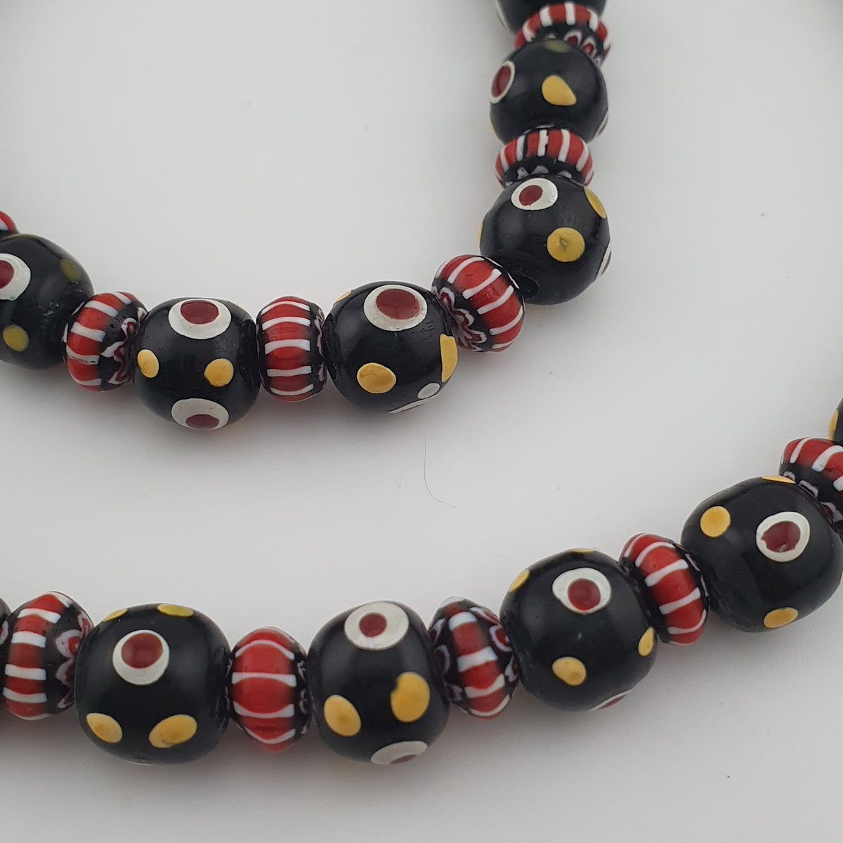 Collier de perles de verre millefiori et chevrons de style vénitien vintage