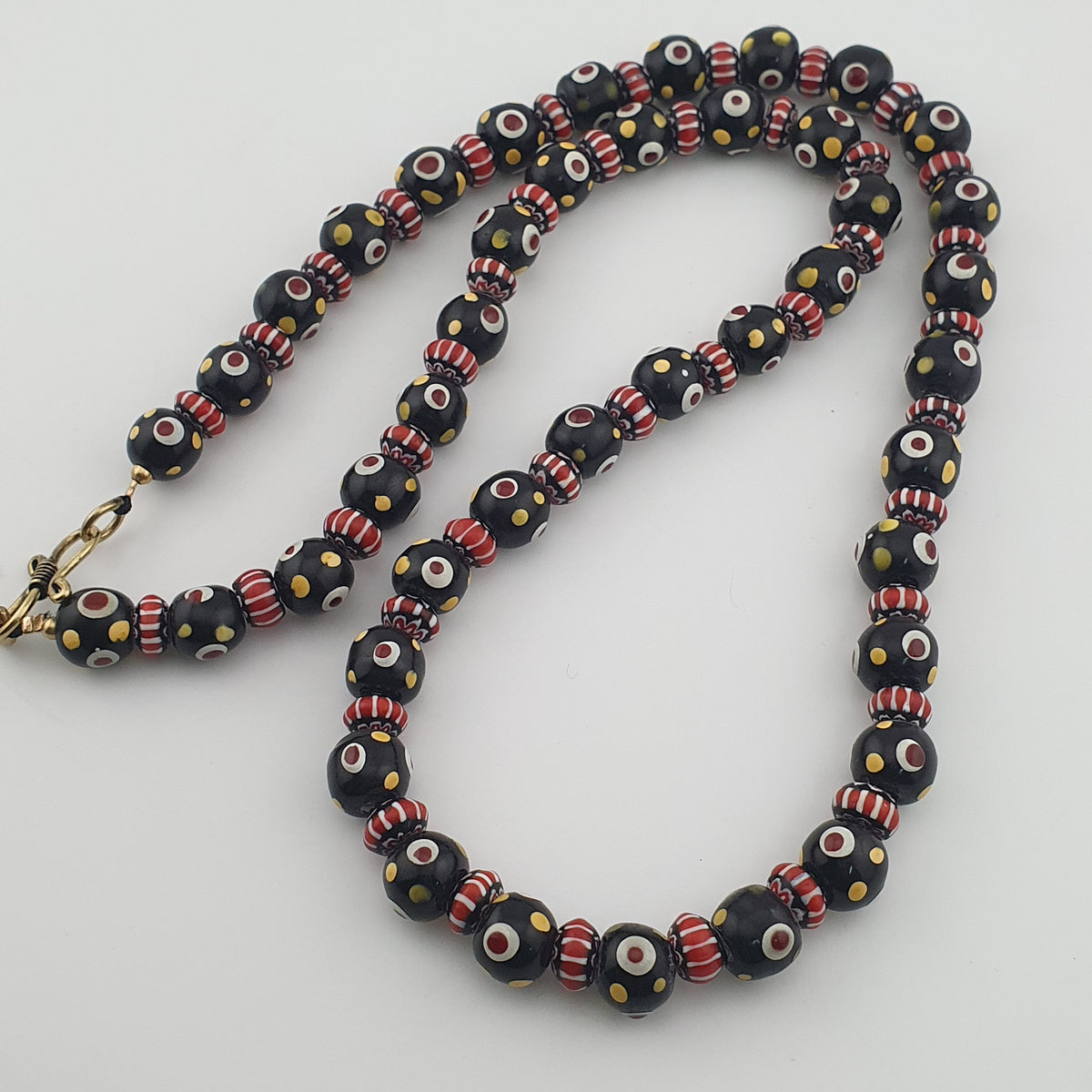 Collier de perles de verre millefiori et chevrons de style vénitien vintage