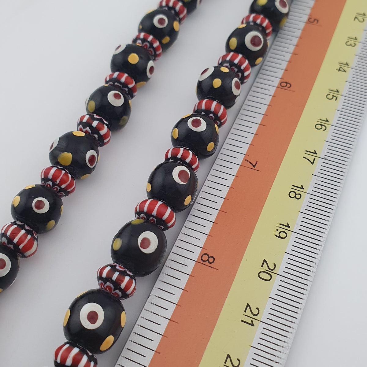 Collier de perles de verre millefiori et chevrons de style vénitien vintage