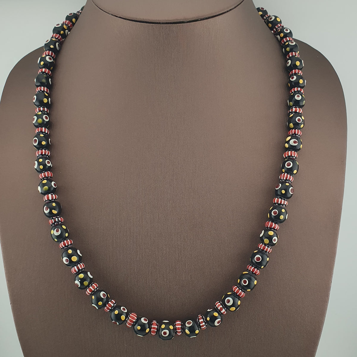 Collier de perles de verre millefiori et chevrons de style vénitien vintage