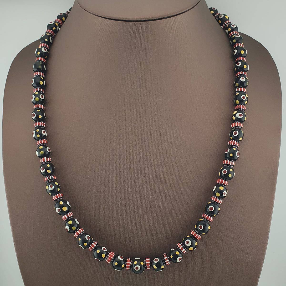 Collier de perles de verre millefiori et chevrons de style vénitien vintage