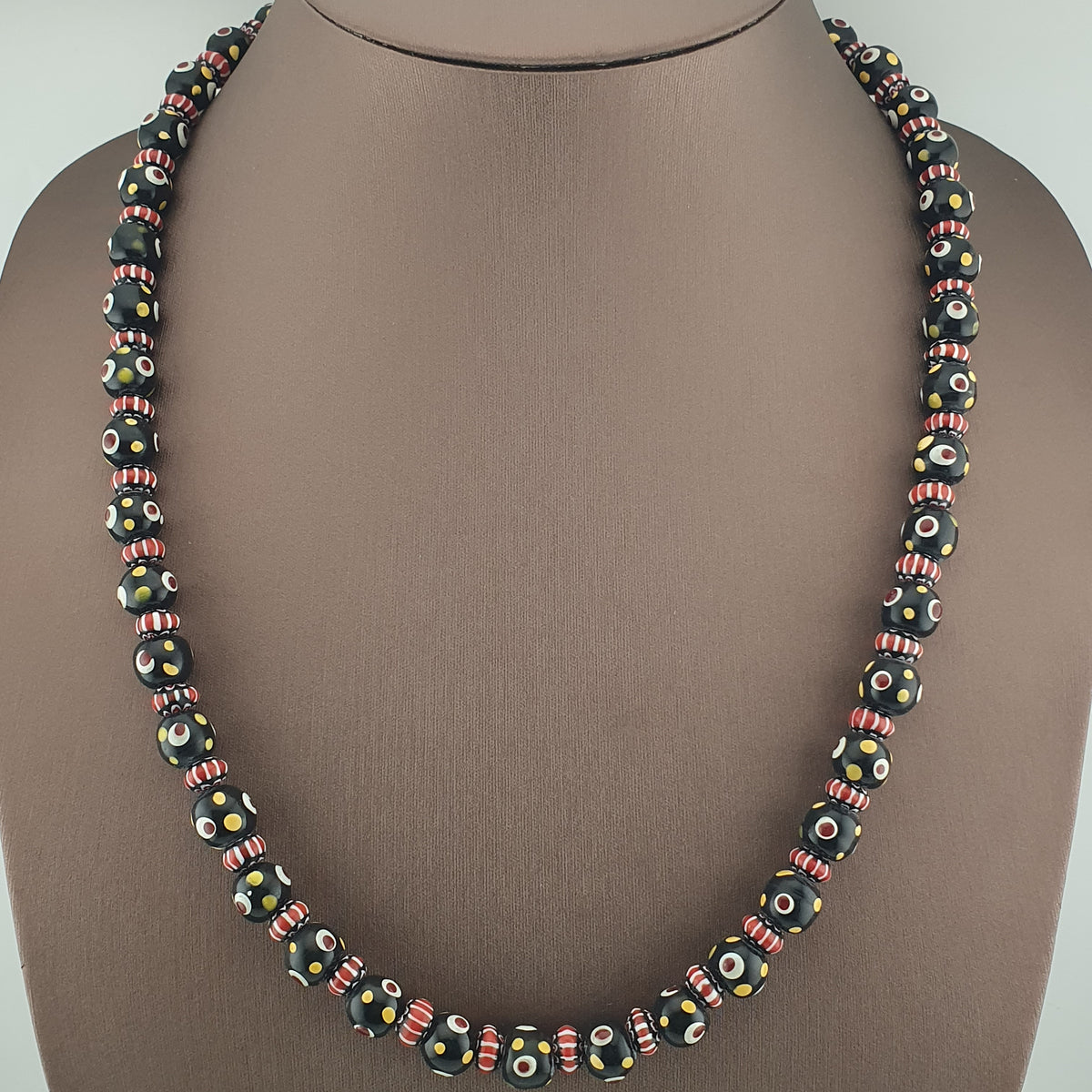 Collier de perles de verre millefiori et chevrons de style vénitien vintage